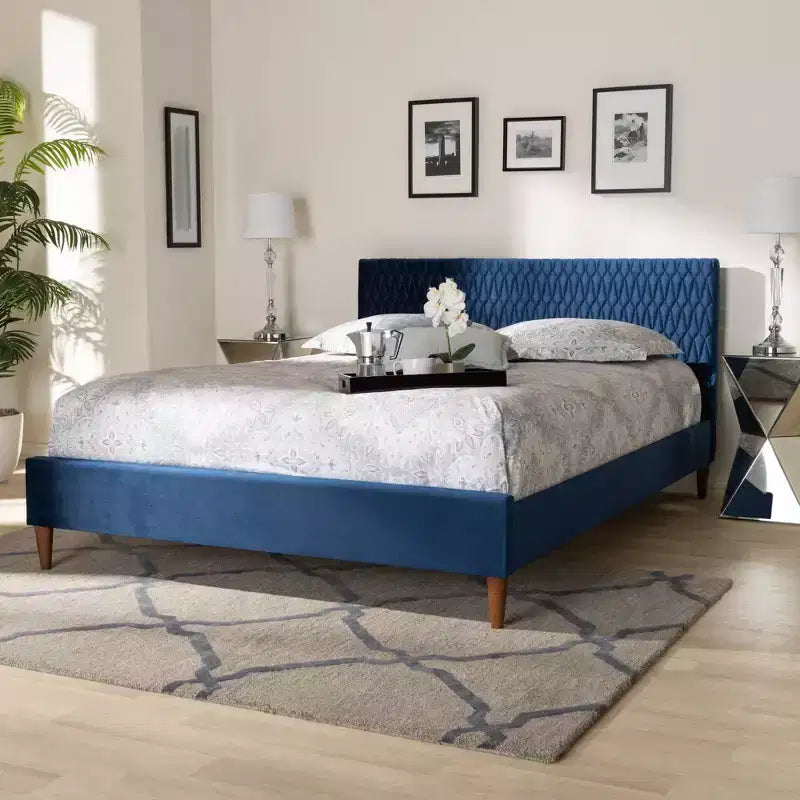 Lit plateforme grand lit bleu marine design mi-century, pieds effilés, revêtement en velours