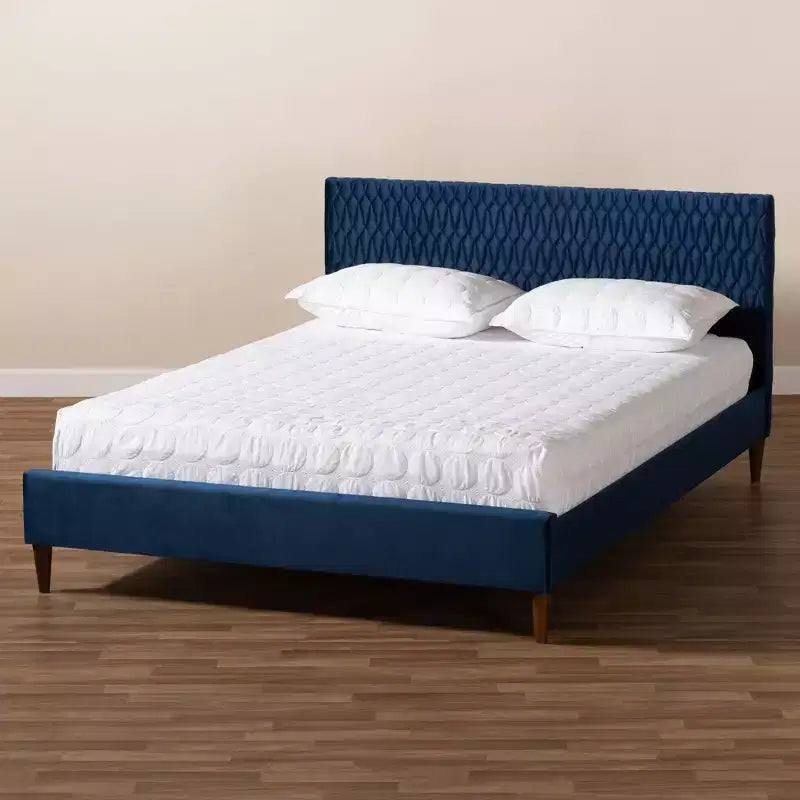 Lit plateforme grand lit bleu marine design mi-century, pieds effilés, revêtement en velours
