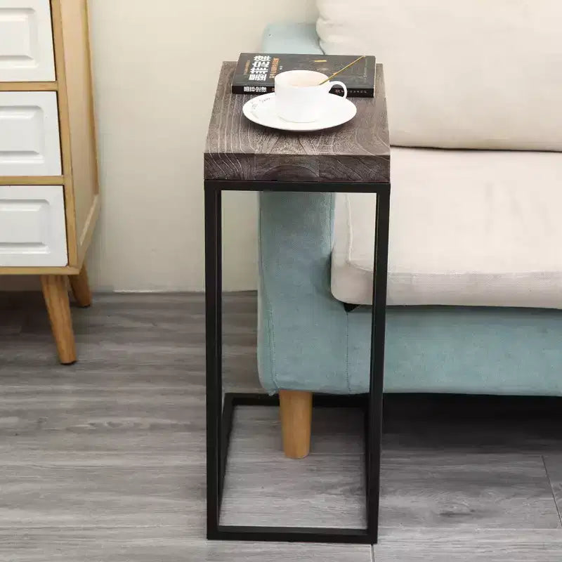 Table d'appoint en forme de C, style décontracté, avec cadre en métal marron rustique, à glisser sous le canapé, pour les collations.