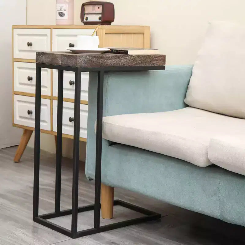 Table d'appoint en forme de C, style décontracté, avec cadre en métal marron rustique, à glisser sous le canapé, pour les collations.