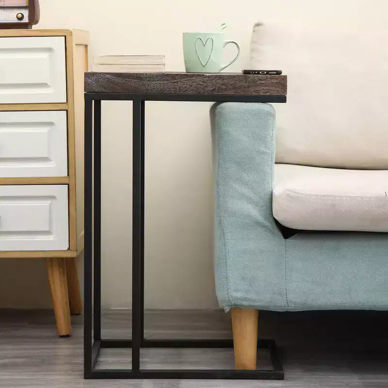 Table d'appoint en forme de C, style décontracté, avec cadre en métal marron rustique, à glisser sous le canapé, pour les collations.