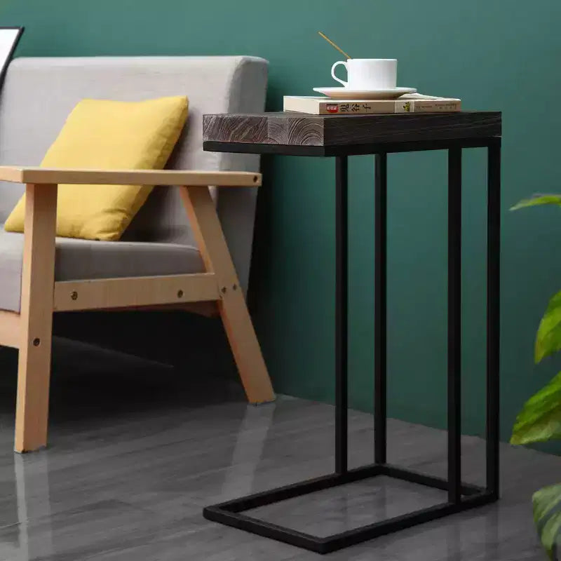 Table d'appoint en forme de C, style décontracté, avec cadre en métal marron rustique, à glisser sous le canapé, pour les collations.