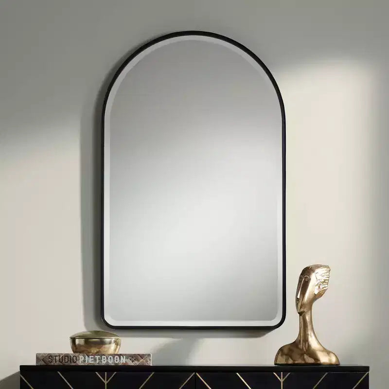 Miroir mural décoratif à dessus arqué, biseauté, cadre en métal noir mat et moderne