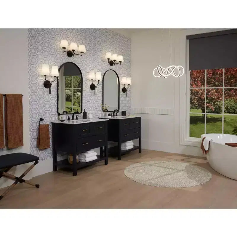 Miroir mural décoratif à dessus arqué, biseauté, cadre en métal noir mat et moderne