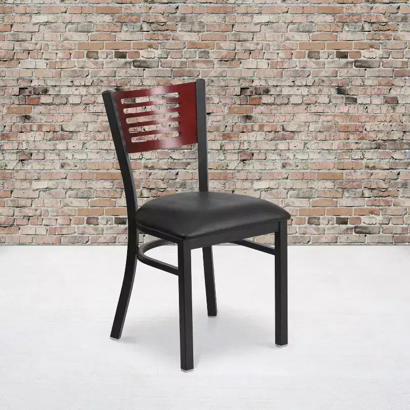 Chaise de salle à manger en métal à dossier à lattes décoratif Emma et Oliver Black