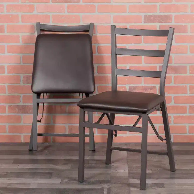 Chaise pliante en métal à dossier échelle avec assise en vinyle marron